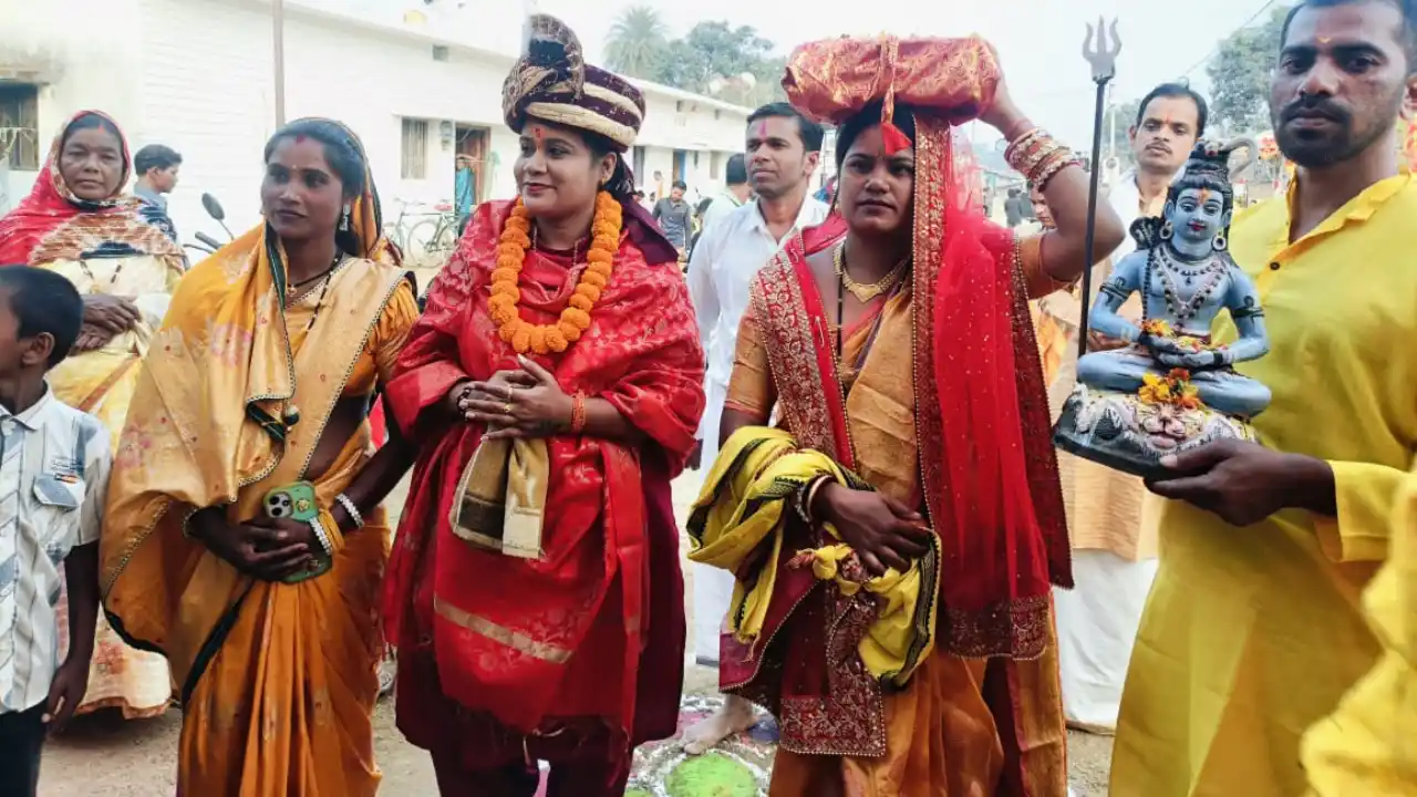 शिवमहापुराण कथा से बंधे श्रद्धालु शिवमहापुराण कथा से बंधे श्रद्धालु